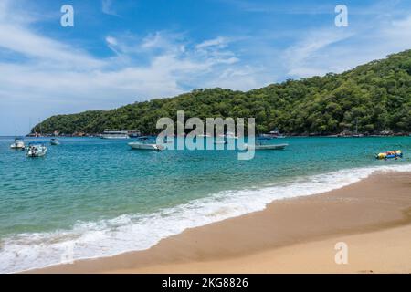 Recreational boats at Maguey Beach in Huatulco National Park on the Pacific Coast of Oaxaca, Mexico.  A UNESCO Biosphere Reserve. Stock Photo