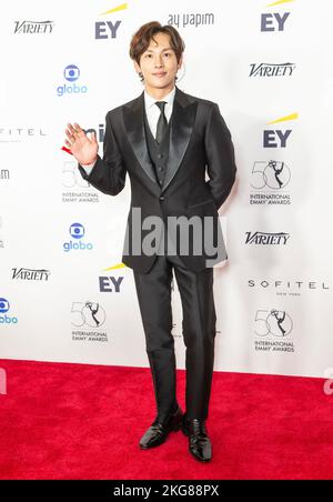 New York, United States. 21st Nov, 2022. Yim Siwan attends 50th International Emmy Awards at Hilton hotel (Photo by Lev Radin/Pacific Press) Credit: Pacific Press Media Production Corp./Alamy Live News Stock Photo