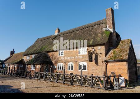 The Langton Arms, a traditional thatched pub in the village of Tarrant Monkton, Dorset, England, UK. Stock Photo