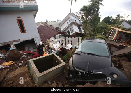Indonesia. 22nd Nov, 2022. People sort through the debris after an earthquake destroyed living structures in Cianjur, Indonesia on Nov. 22, 2022. The National Disaster Management Agency (BNPB) reports the latest data on the death toll from an earthquake with a magnitude (M) of 5.6 in Cianjur. At least 162 people have died and 700 people have been injured. The current condition of Cisarua Village, Sarampad Village, Cugenang District, Cianjur Regency, hundreds of houses were destroyed. (Photo by Fadli Akbar/Pacific Press/Sipa USA) Credit: Sipa USA/Alamy Live News Stock Photo