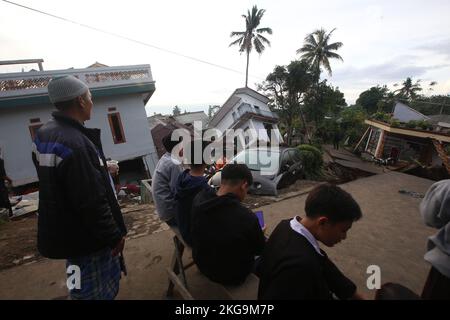 Indonesia. 22nd Nov, 2022. People sort through the debris after an earthquake destroyed living structures in Cianjur, Indonesia on Nov. 22, 2022. The National Disaster Management Agency (BNPB) reports the latest data on the death toll from an earthquake with a magnitude (M) of 5.6 in Cianjur. At least 162 people have died and 700 people have been injured. The current condition of Cisarua Village, Sarampad Village, Cugenang District, Cianjur Regency, hundreds of houses were destroyed. (Photo by Fadli Akbar/Pacific Press/Sipa USA) Credit: Sipa USA/Alamy Live News Stock Photo
