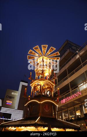 Berlin, Germany. 21st Nov, 2022. The photo shows a 15 meter high pyramid with life-size figures at the Steglitz Christmas market in front of the Forum in Berlin-Steglitz. (Photo by Simone Kuhlmey/Pacific Press) Credit: Pacific Press Media Production Corp./Alamy Live News Stock Photo