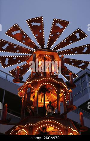 Berlin, Berlin-Steglitz, Germany. 21st Nov, 2022. The photo shows a 15 meter high pyramid with life-size figures at the Steglitz Christmas market in front of the Forum in Berlin-Steglitz. (Credit Image: © Simone Kuhlmey/Pacific Press via ZUMA Press Wire) Stock Photo