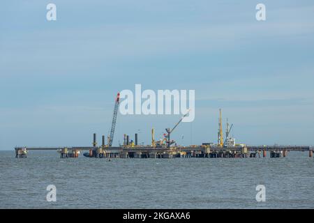 Construction site of the Uniper LNG (liquid natural gas) terminal on the North Sea in Wilhelmshaven, Voslapper Groden, Sengwarden, Wilhelmshaven, Lowe Stock Photo