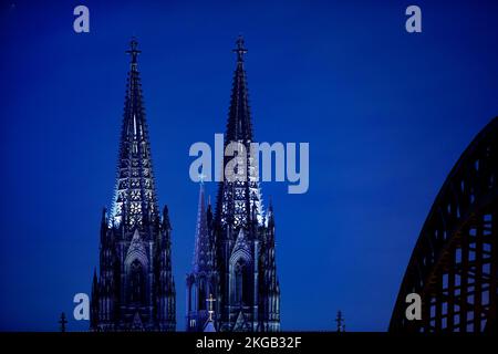 Saving energy, Cologne Cathedral with Hohenzollern Bridge only sparsely lit at night, Cologne, Rhineland, North Rhine-Westphalia, Germany, Europe Stock Photo