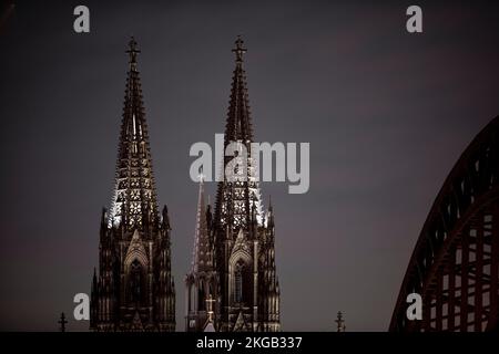 Saving energy, Cologne Cathedral with Hohenzollern Bridge only sparsely lit at night, Cologne, Rhineland, North Rhine-Westphalia, Germany, Europe Stock Photo