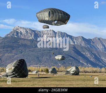 U.S. Army Paratroopers assigned to 54th Brigade Engineer Battalion conduct an airborne operation over Frida Drop Zone, Italy on Nov. 18, 2022.    The 173rd Airborne Brigade is the U.S. Army's Contingency Response Force in Europe, providing rapidly deployable forces to the United States European, African, and Central Command areas of responsibility. Forward deployed across Italy and Germany, the brigade routinely trains alongside NATO allies and partners to build partnerships and strengthen the alliance.    (U.S. Army photo by Capt. Rob Haake) Stock Photo