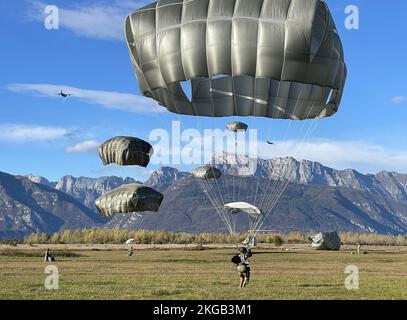 U.S. Army Paratroopers assigned to 54th Brigade Engineer Battalion conduct an airborne operation over Frida Drop Zone, Italy on Nov. 18, 2022.    The 173rd Airborne Brigade is the U.S. Army's Contingency Response Force in Europe, providing rapidly deployable forces to the United States European, African, and Central Command areas of responsibility. Forward deployed across Italy and Germany, the brigade routinely trains alongside NATO allies and partners to build partnerships and strengthen the alliance.    (U.S. Army photo by Capt. Rob Haake) Stock Photo