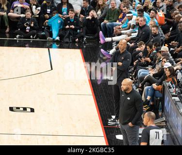 Phoenix, United States Of America. 22nd Nov, 2022. Monty Williams (Phoenix Suns Head Coach) observes his team on offense during the National Basketball Association game between the Los Angeles Lakers and the Phoenix Suns at Footprint Center in Phoenix, Arizona. (Foto: Edwin Rodriguez/Sports Press Photo/C - ONE HOUR DEADLINE - ONLY ACTIVATE FTP IF IMAGES LESS THAN ONE HOUR OLD - Alamy) Credit: SPP Sport Press Photo. /Alamy Live News Stock Photo