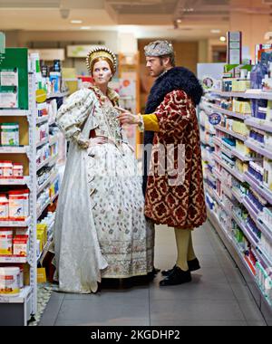 Royalty simply doesnt use that brand. a king and queen having an argument in a modern grocery store. Stock Photo