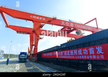 SUZHOU, CHINA - NOVEMBER 23, 2022 - Workers lift containers for the first freight train from Pinghu South of Shenzhen to Taicang Port in Suzhou, East Stock Photo