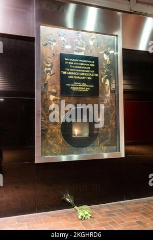 Commemorating the Munich Air Disaster on 6 February 1958 - Manchester United's Old Trafford stadium, Manchester Stock Photo