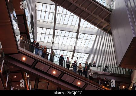 People wait for the President Cyril Ramaphosa of South Africa, with the Earl of Wessex, to arrive for a visit to the Francis Crick Institute in London, as part of his state visit to the UK. Picture date: Wednesday November 23, 2022. Stock Photo