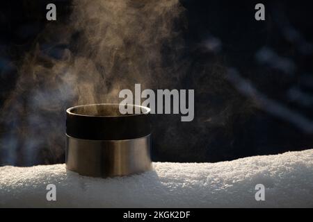 https://l450v.alamy.com/450v/2kgk2df/close-up-of-thermos-cup-with-hot-steaming-drink-outside-on-the-snow-nobody-2kgk2df.jpg