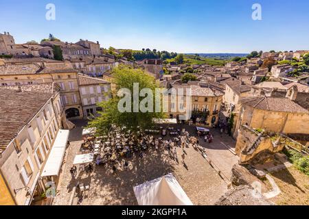 France, Nouvelle-Aquitaine, Saint-Emilion, Market square in historic town Stock Photo