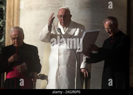 Vatican City State, Vatican, November, 23 2022 -  (Holy See) -POPE FRANCIS during his Wednesday General Audience in St. pet's Square at the Vatican. Credit Image: © EvandroInetti via ZUMA Wire) (Credit Image: © Evandro Inetti/ZUMA Press Wire) Credit: ZUMA Press, Inc./Alamy Live News Stock Photo