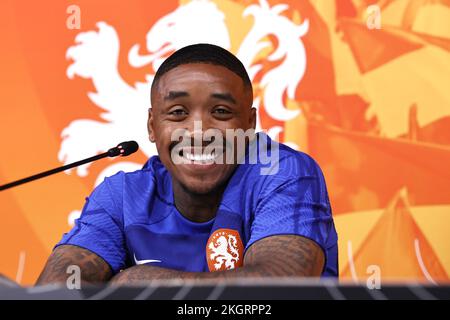Doha, Qatar. 23rd Nov, 2022. DOHA - Steven Bergwijn during a media moment of the Dutch national team at the Qatar University training complex on November 23, 2022 in Doha, Qatar. The Dutch national team is preparing for the World Cup match against Ecuador. ANP MAURICE VAN STONE Credit: ANP/Alamy Live News Stock Photo