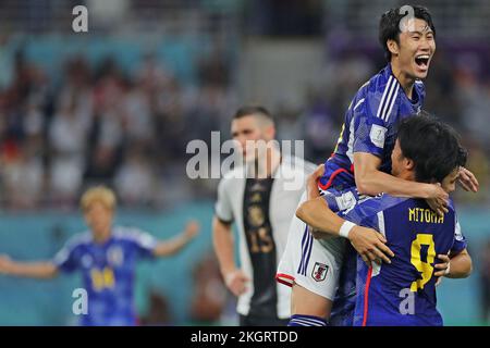 Al Rayyan, Qatar. Daichi Kamada e Kaoru Mitoma do Japão, comemoram a  vitória após a partida entre Alemanha e Japão, pela 1ª rodada do  Grupo E da Copa do Mundo FIFA Qatar