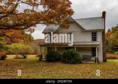 Blue Ridge Mountain Parkway, North Carolina, USA - October 16, 2022:  An old farm house seen along the Parkway. Stock Photo