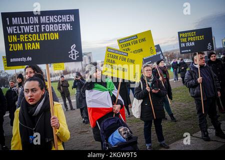 Berlin, Germany. 23rd Nov, 2022. Participants protest in front of the Bundestag as part of an Amnesty International solidarity rally with protesters in Iran. Credit: Kay Nietfeld/dpa/Alamy Live News