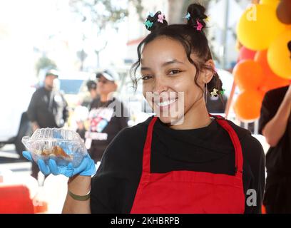 23 November 2022 -Los Angeles, California  -   Tinashe. Los Angeles Mission Hosts Annual Thanksgiving Dinner To The Unhoused Community Of Los Angeles'' held at Los Angeles Mission   in Los Angeles. (Credit Image: © Fs/AdMedia via ZUMA Press Wire) Stock Photo