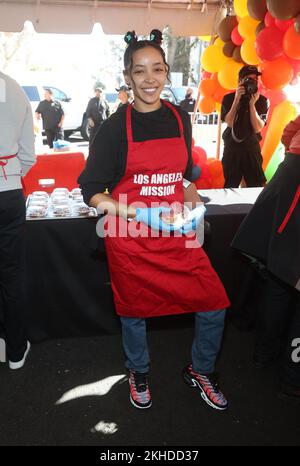 Los Angeles, Ca. 23rd Nov, 2022. Tinashe at Los Angeles Mission Hosts Annual Thanksgiving Dinner To The Unhoused Community Of Los Angeles at Los Angeles Mission in Los Angeles, California on November 23, 2022. Credit: Faye Sadou/Media Punch/Alamy Live News Stock Photo