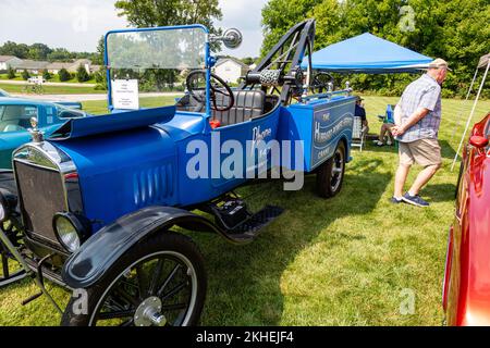 A blue Ford Model T tow truck on display at a car show in Fort Wayne, Indiana, USA. Stock Photo