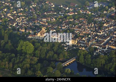 France. Seine-et-Marne (77) Hot-air balloon flight (aerial view) above the village of Grez-sur-Loing (Vallee du Loing and Forest of Fontainebleau) Stock Photo