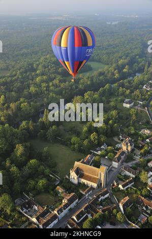 France. Seine-et-Marne (77) Hot air balloon flight (aerial view) of the village of Grez-sur-Loing, Notre-Dame-et-Saint-Laurent church (Loing valley) Stock Photo