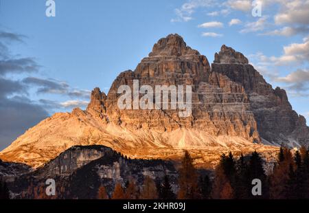 Drei Zinnen, Sonnenuntergang, Abendrot, Antornosee, Spiegelbild, spiegeln, Alpenglühen, Dolomiten, UNESCO, Welterbe, Dolomit, Goldene Stunde, Gold, ge Stock Photo