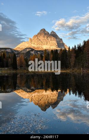 Drei Zinnen, Sonnenuntergang, Abendrot, Antornosee, Spiegelbild, spiegeln, Alpenglühen, Dolomiten, UNESCO, Welterbe, Dolomit, Goldene Stunde, Gold, ge Stock Photo