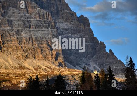 Drei Zinnen, Sonnenuntergang, Abendrot, Antornosee, Spiegelbild, spiegeln, Alpenglühen, Dolomiten, UNESCO, Welterbe, Dolomit, Goldene Stunde, Gold, ge Stock Photo