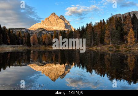 Drei Zinnen, Sonnenuntergang, Abendrot, Antornosee, Spiegelbild, spiegeln, Alpenglühen, Dolomiten, UNESCO, Welterbe, Dolomit, Goldene Stunde, Gold, ge Stock Photo