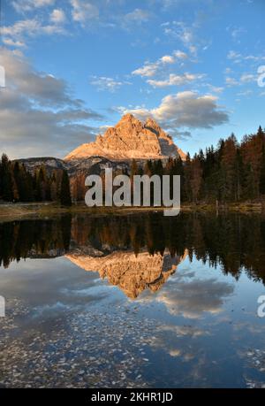 Drei Zinnen, Sonnenuntergang, Abendrot, Antornosee, Spiegelbild, spiegeln, Alpenglühen, Dolomiten, UNESCO, Welterbe, Dolomit, Goldene Stunde, Gold, ge Stock Photo