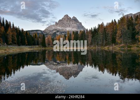 Drei Zinnen, Sonnenuntergang, Abendrot, Antornosee, Spiegelbild, spiegeln, Alpenglühen, Dolomiten, UNESCO, Welterbe, Dolomit, Goldene Stunde, Gold, ge Stock Photo