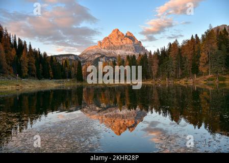 Drei Zinnen, Sonnenuntergang, Abendrot, Antornosee, Spiegelbild, spiegeln, Alpenglühen, Dolomiten, UNESCO, Welterbe, Dolomit, Goldene Stunde, Gold, ge Stock Photo