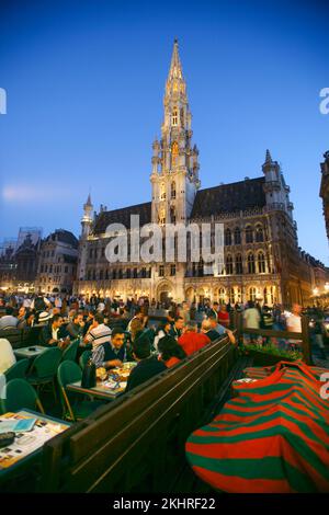 BRUSSELS BELGIUM 2008-07-24 Restaurants with outdoor seating at Grand Place with the Old Town hall from 1400´s Stock Photo