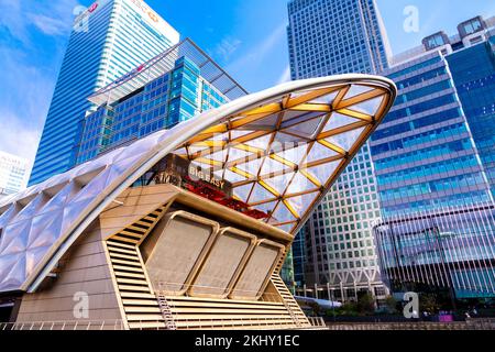 Canary Wharf Crossrail Station with skyscrapers in the background, London, UK Stock Photo