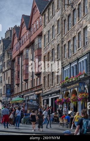 Edinburgh Festival crowds throng the Lawnmarket below the city's historic tenements of the Royal Mile Stock Photo