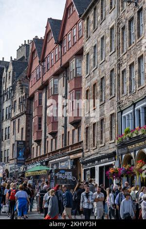 Edinburgh Festival crowds throng the Lawnmarket below the city's historic tenements of the Royal Mile Stock Photo