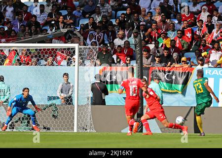 Yann Sommer da Suíça observa o chute de Eric Maxim Choupo-Moting  do Camarões during the Qatar 2022 World Cup match, group G, date 1, between Switzerland and Cameroon played at Al Janoub Stadium on Nov 24, 2022 in Al-Wakrah, Qatar. (Photo by PRESSINPHOTO) Stock Photo