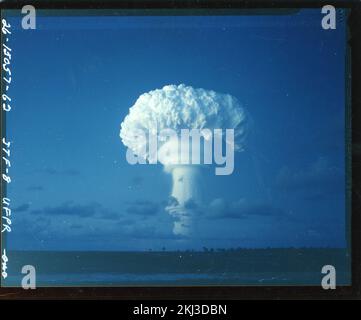 Project 26 - Operation Dominic (Johnston Island/Christmas Island/Maui, Hawaii) Detonation. Truckee cloud from Christmas Island. Photographs of Atmospheric Nuclear Testing at Pacific Island and Nevada Test Sites. Stock Photo