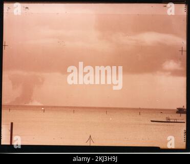 Project 24 - Operation Hardtack (Enewetak/Bikini/Johnnston Island Area) Detonation. LINDEN cloud, from Parry Island. Photographs of Atmospheric Nuclear Testing at Pacific Island and Nevada Test Sites. Stock Photo