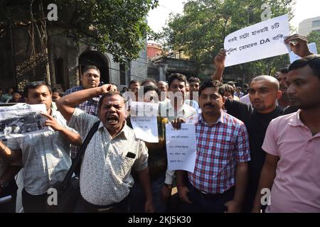 Non Exclusive: Nov 24, 2022, Kolkata, India: West Bengal State Government employees protest outside the Bankshall court against police arrest of 47 pr Stock Photo