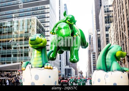 New York City, United States. 24th Nov, 2022. The Sinclair Dino balloon at the Macy's Thanksgiving Day parade in New York City. (Photo by Michael Brochstein/Sipa USA) Credit: Sipa USA/Alamy Live News Stock Photo