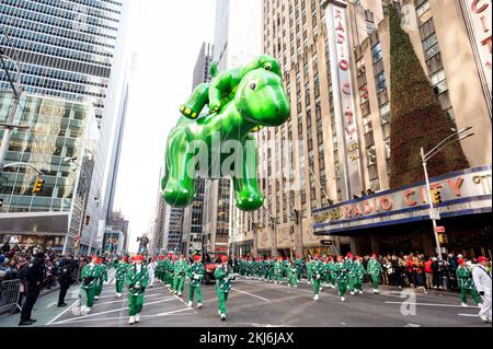 November 24, 2022, New York City, New York, United States: The Sinclair Dino balloon at the Macy's Thanksgiving Day parade in New York City. (Credit Image: © Michael Brochstein/ZUMA Press Wire) Stock Photo