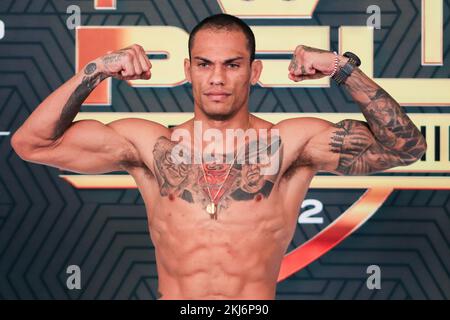 November 24, 2022: NEW YORK, NY - NOVEMBER 24: Sheymon Moraes poses on the scale during the PFL 10: 2022: Weigh-in at Hulu Theater on November 24, 2022 in New York City, New York, United States. (Credit Image: © Diego Ribas/PX Imagens via ZUMA Press Wire) Stock Photo