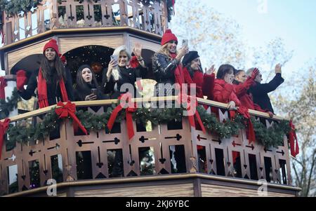 New York, USA. 24th Nov, 2022. (NEW) Jimmy Fallon, Gloria & Emily Estafan, Kirk Franklin at MacyÃ¢â‚¬â„¢s Thanksgiving Day Parade 2022. November 24, 2022, New York, USA: Jimmy Fallon, Gloria & Emily Estafan, Kirk Franklin at MacyÃ¢â‚¬â„¢s Thanksgiving Day Parade 2022 at Macy's Thanksgiving Day Parade 2022 which starts at West 77th Street and Central Park and through Columbus circle, Central Park South to sixth avenue (Ave of the Americas) and ends at 34th Street, Herald square in front of Macy's store. Many people line up the streets to catch a glimpse of the parade with its attractions o Stock Photo