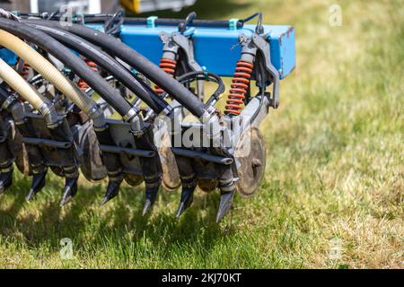 Weidenbach, Germany. 19th May, 2022. A slurry slotter processes the slurry directly into the soil. The Triesdorf Agricultural Training Institutes presented the latest slurry application techniques as part of a slurry day. Credit: Daniel Karmann/dpa/Alamy Live News Stock Photo