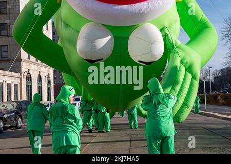 Detroit, Michigan, USA. 24th Nov, 2022. Kermit the Frog balloon handlers at Detroit's Thanksgiving Day parade, officially America's Thanksgiving Parade. Credit: Jim West/Alamy Live News Stock Photo